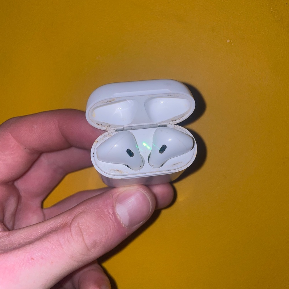 AirPods - Picture 2 of 5